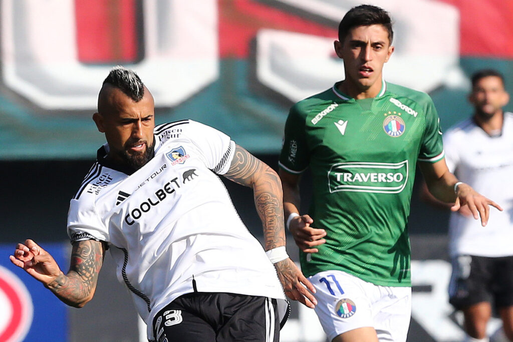 Arturo Vidal jugando por Colo-Colo frente a Audax Italiano.