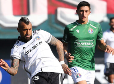 Arturo Vidal jugando por Colo-Colo frente a Audax Italiano.