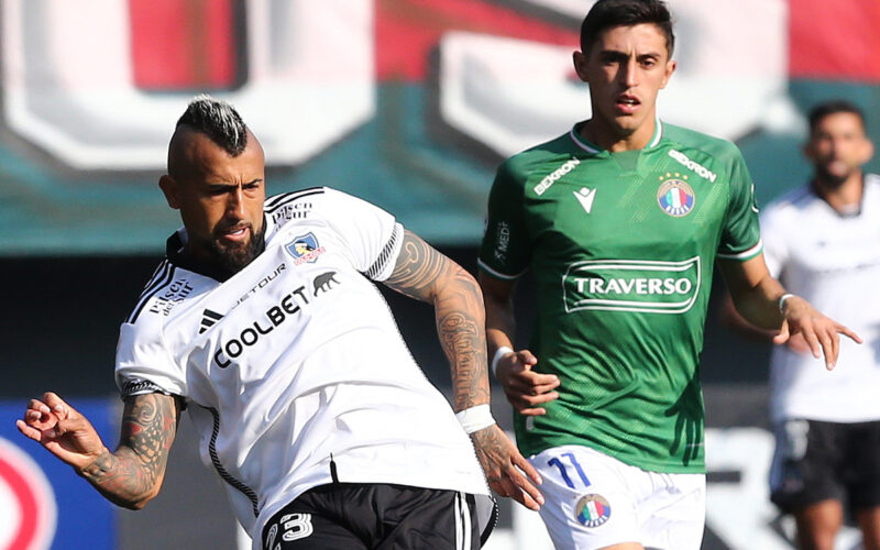 Arturo Vidal jugando por Colo-Colo frente a Audax Italiano.