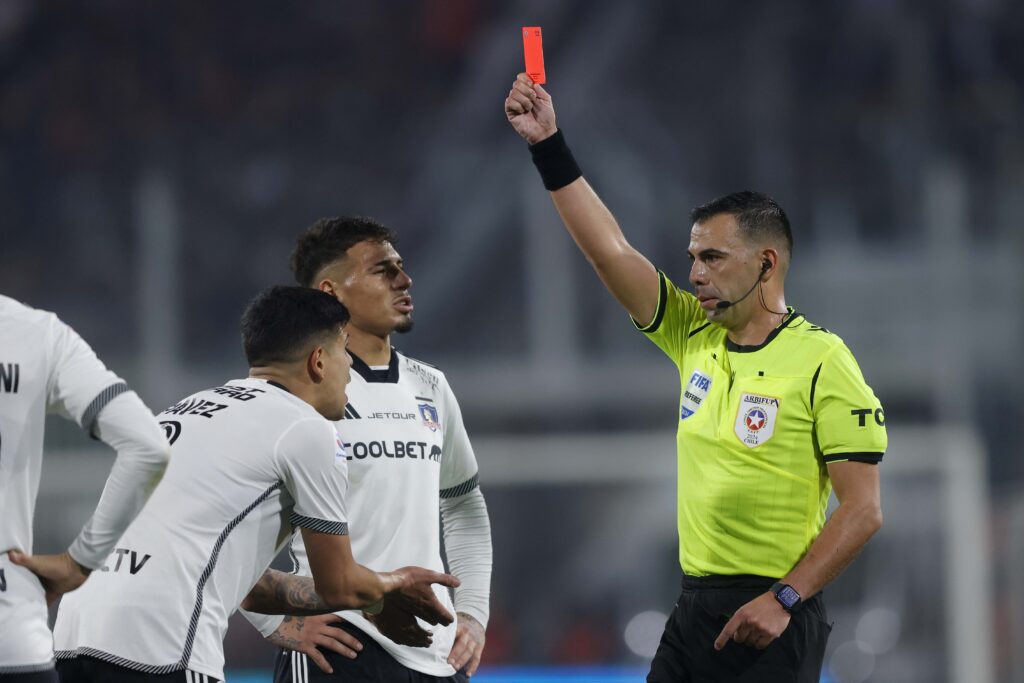 Futbol, Colo Colo vs Deportes Copiapo.
Fecha 15, campeonato Nacional 2024.
El arbitro Juan Lara le muestra tarjeta roja al jugador de Colo Colo Esteban Pavez, izquierda, durante el partido de primera division contra Deportes Copiapo en el estadio Monumental.
Santiago, Chile.
02/06/2024
Felipe Zanca /Photosport

Football, Colo Colo vs Deportes Copiapo.
15th turn, 2024 National Championship.
Referee Juan Lara shows a red card to Colo ColoÕs player Esteban Pavez, left, during the first division match  against Deportes Copiapo at Monumental stadium.
Santiago, Chile.
02/06/2024
Felipe Zanca /Photosport