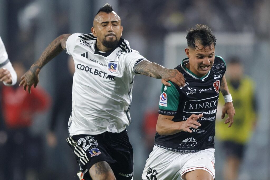 Arturo Vidal marcando a un jugador de Deportes Copiapó.