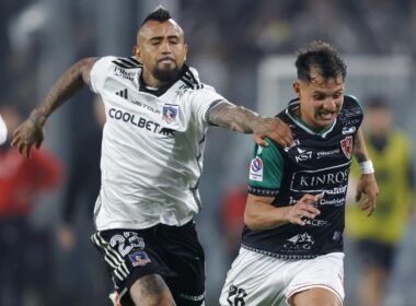 Arturo Vidal marcando a un jugador de Deportes Copiapó.