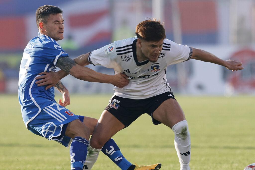 Leonardo Gil recibiendo la marca de Charles Aránguiz durante el Superclásico entre Colo-Colo y Universidad de Chile.