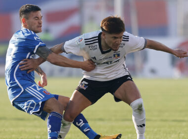 Leonardo Gil recibiendo la marca de Charles Aránguiz durante el Superclásico entre Colo-Colo y Universidad de Chile.