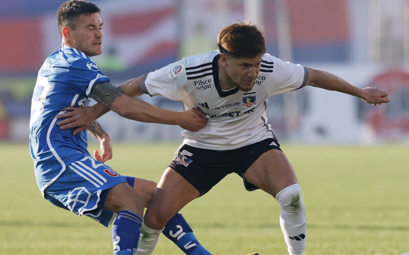 Leonardo Gil recibiendo la marca de Charles Aránguiz durante el Superclásico entre Colo-Colo y Universidad de Chile.