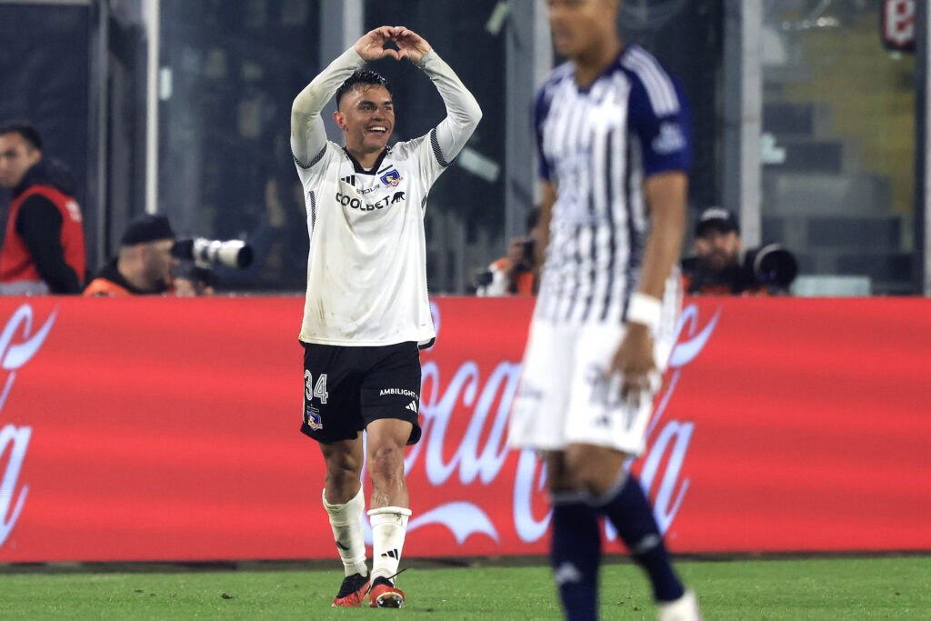 Vicente Pizarro celebra un gol en Copa Libertadores.