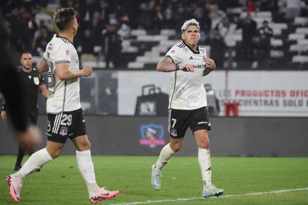 Carlos Palacios durante un partido con Colo-Colo.