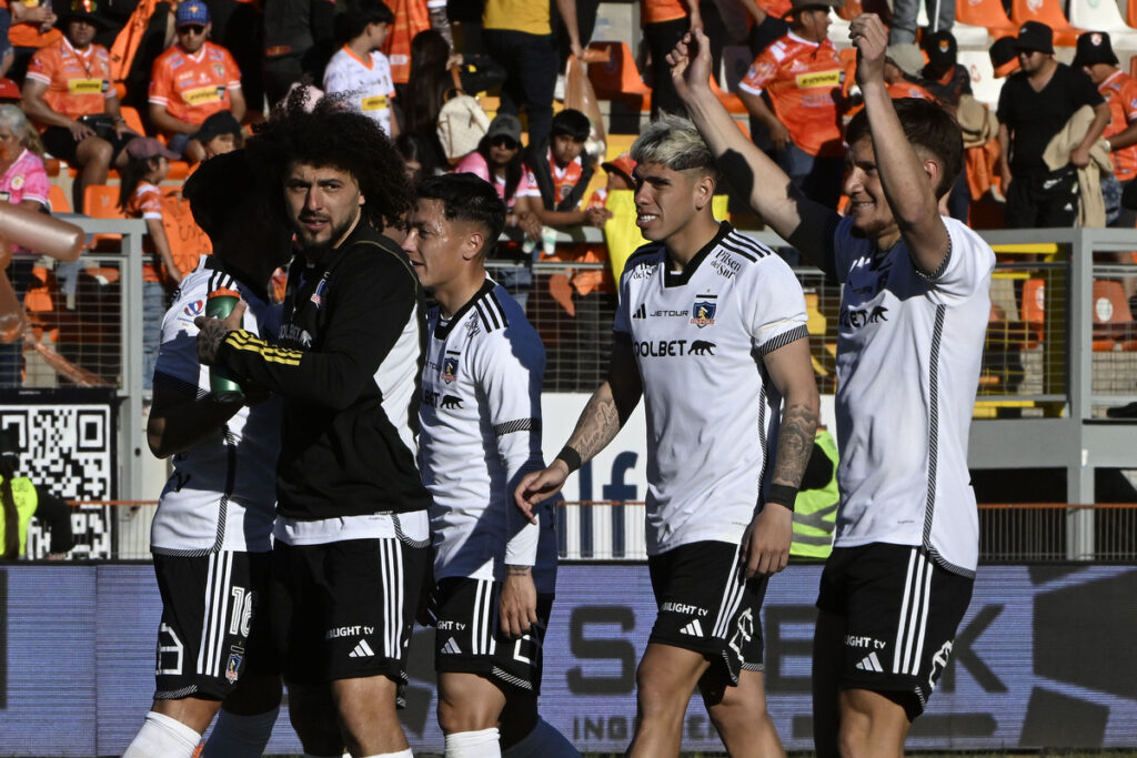 Jugadores de Colo-Colo despidiéndose sobre la cancha.