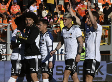 Jugadores de Colo-Colo despidiéndose sobre la cancha.