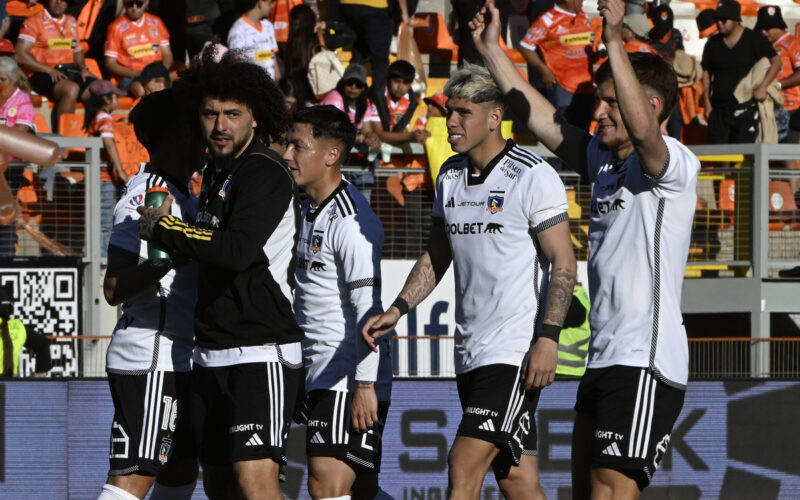 Jugadores de Colo-Colo despidiéndose sobre la cancha.