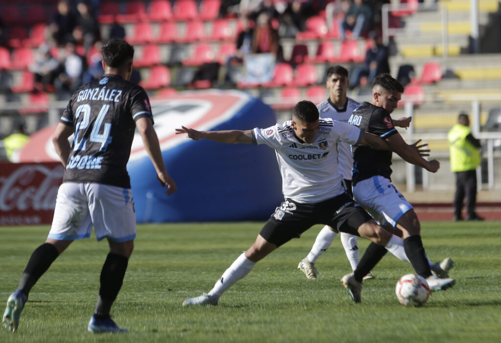 Lucas Cepeda disputando un balón en Copa Chile.