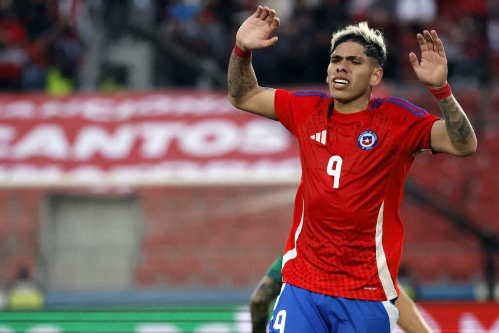 Carlos Palacios durante el partido de Chile frente a Bolivia.