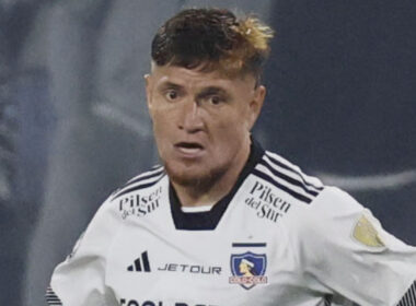 Primer plano de Leonardo Gil con la camiseta de Colo-Colo.