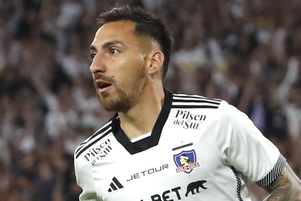 Javier Corre con la camiseta de Colo-Colo.