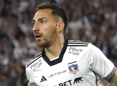 Javier Corre con la camiseta de Colo-Colo.