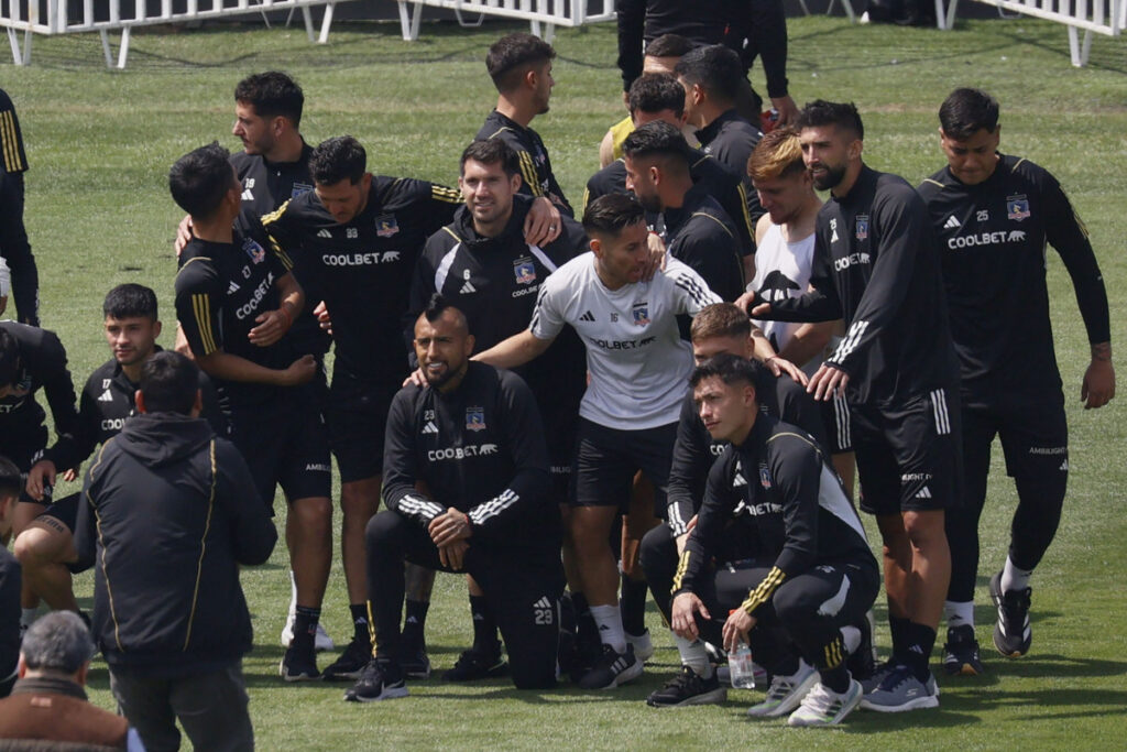 Jugadores de Colo-Colo posando para una foto.