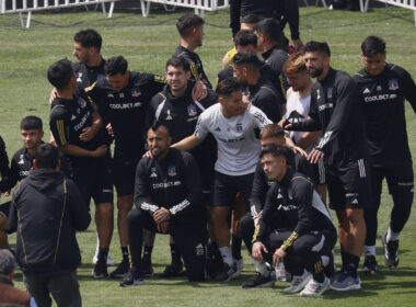 Jugadores de Colo-Colo posando para una foto.