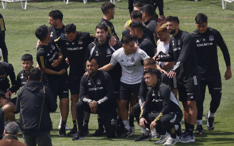 Jugadores de Colo-Colo posando para una foto.