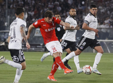 Futbol, Colo Colo vs Universidad Catolica. Fecha 24, Campeonato Nacional 2024. El jugador de Universidad Catolica Gonzalo Tapia centro, disputa el balon contra el jugador de Colo Colo Arturo Vidal durante el partido de primera division disputado en el estadio Monumental en Santiago, Chile. 03/10/2024 Dragomir Yankovic/Photosport Football, Colo Colo vs Universidad Catolica. 24th turn, 2024 National Championship. Universidad Catolica's player Gonzalo Tapia, center, vies the ball against Colo Colo Arturo Vidal during the first division match held at the Monumental stadium in Santiago, Chile. 03/10/2024 Dragomir Yankovic/Photosport