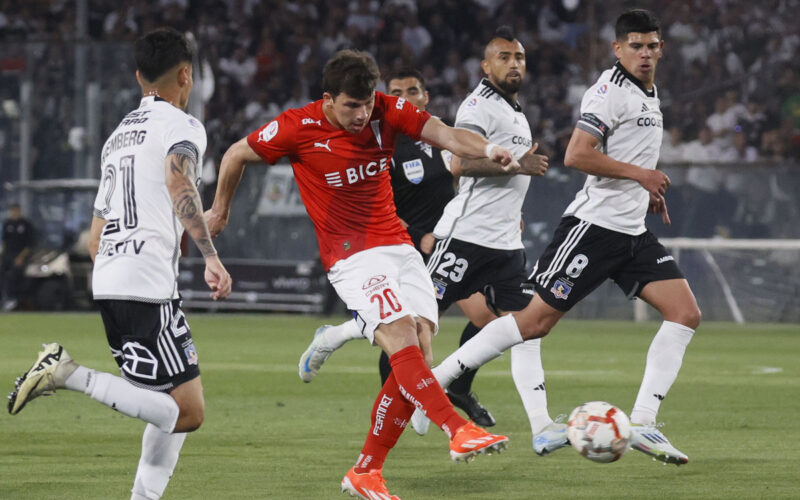 Futbol, Colo Colo vs Universidad Catolica. Fecha 24, Campeonato Nacional 2024. El jugador de Universidad Catolica Gonzalo Tapia centro, disputa el balon contra el jugador de Colo Colo Arturo Vidal durante el partido de primera division disputado en el estadio Monumental en Santiago, Chile. 03/10/2024 Dragomir Yankovic/Photosport Football, Colo Colo vs Universidad Catolica. 24th turn, 2024 National Championship. Universidad Catolica's player Gonzalo Tapia, center, vies the ball against Colo Colo Arturo Vidal during the first division match held at the Monumental stadium in Santiago, Chile. 03/10/2024 Dragomir Yankovic/Photosport