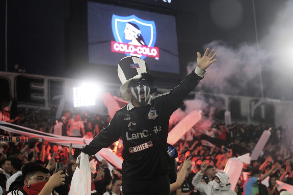 Hincha de Colo-Colo en la Garra Blanca.