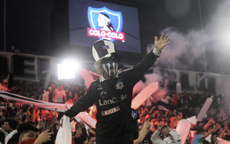 Hincha de Colo-Colo en la Garra Blanca.