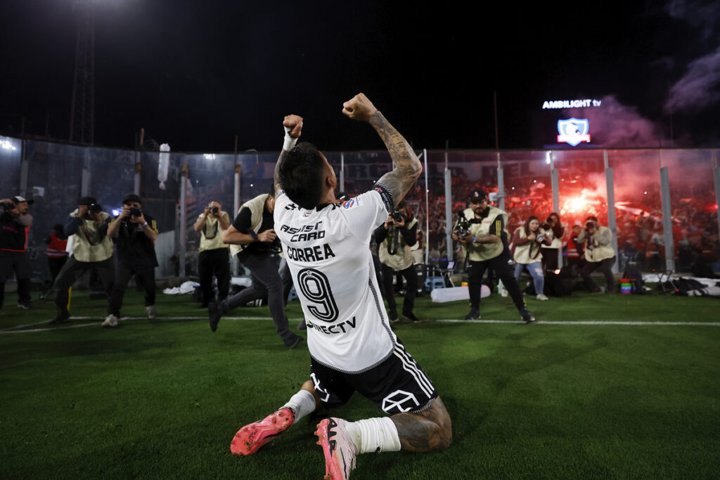 Javier Correa celebrando su gol por Colo-Colo frente a Universidad Católica.