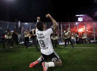 Javier Correa celebrando su gol por Colo-Colo frente a Universidad Católica.