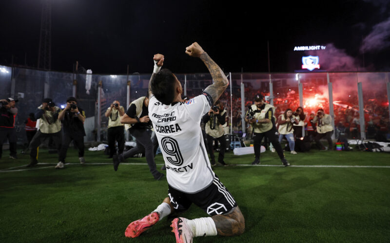 Javier Correa celebrando su gol por Colo-Colo frente a Universidad Católica.