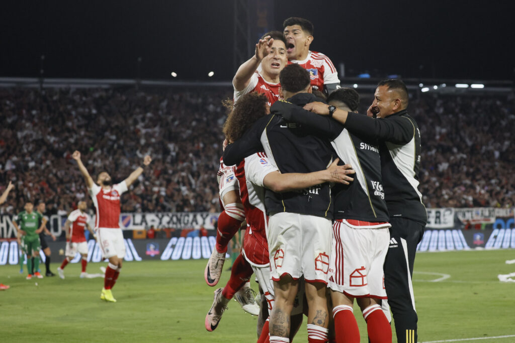 Colo-Colo celebrando la victoria frente a Audax Italiano.