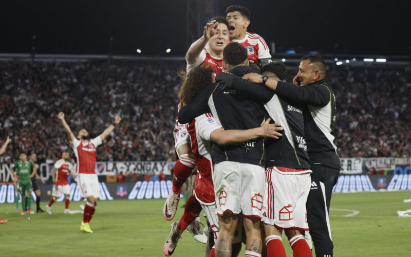 Colo-Colo celebrando la victoria frente a Audax Italiano.