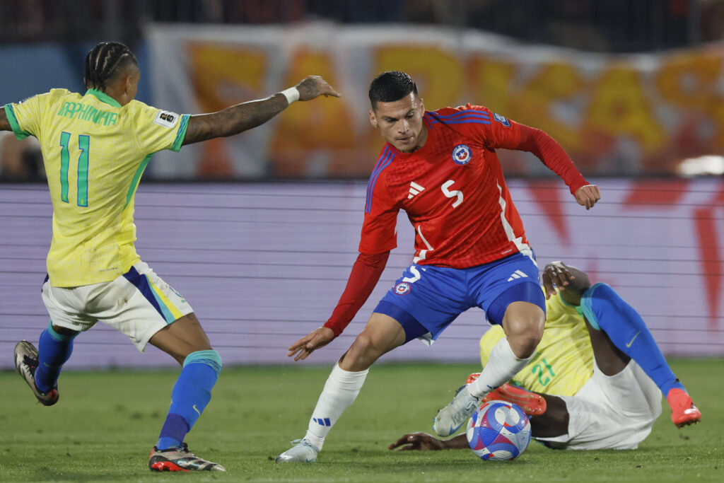 Lucas Cepeda en la Selección Chilena durante el partido frente a Brasil.