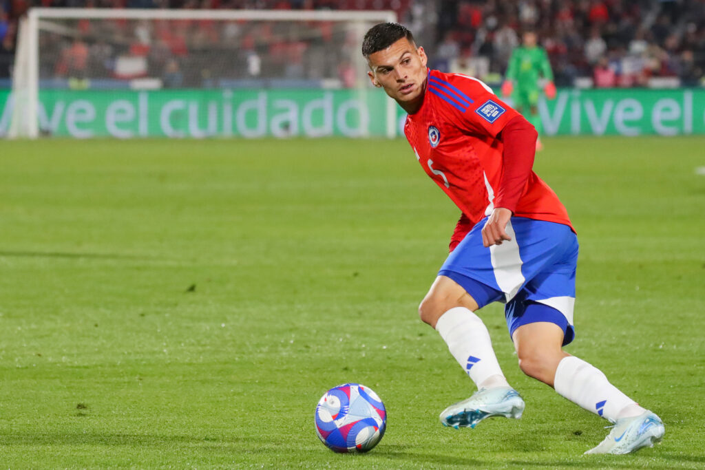 Lucas Cepeda disputando el duelo de la Selección Chilena frente a Brasil.