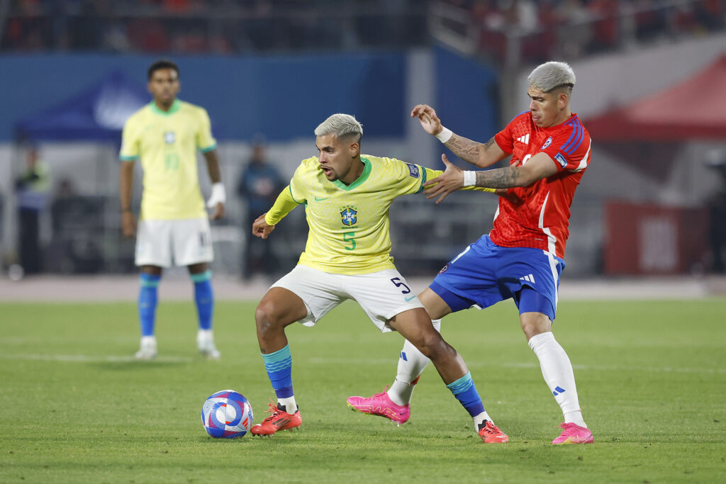 Carlos Palacios durante el partido de la Selección Chilena frente a Brasil.