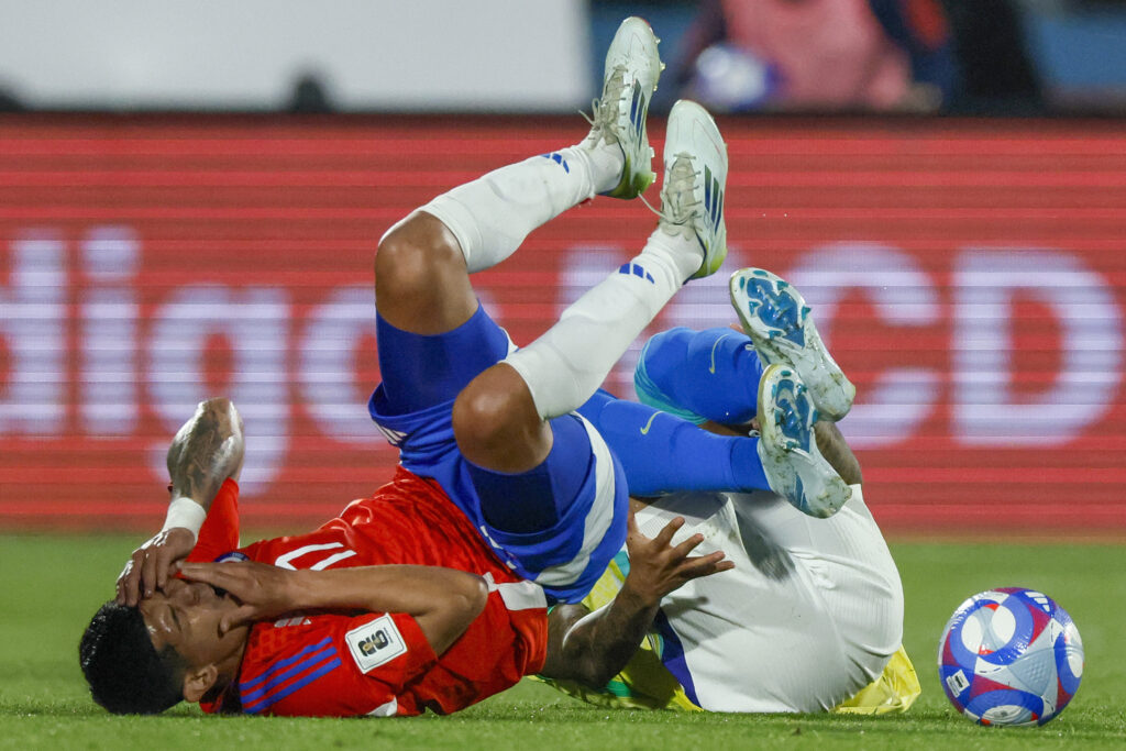 Esteban Pavez durante el partido de La Roja frente a Brasil.