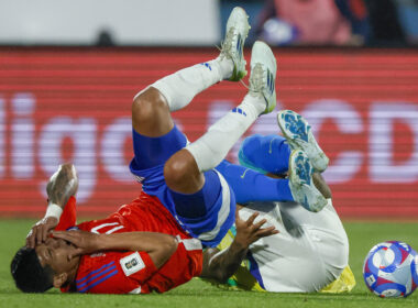 Esteban Pavez durante el partido de La Roja frente a Brasil.