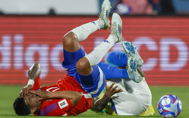 Esteban Pavez durante el partido de La Roja frente a Brasil.