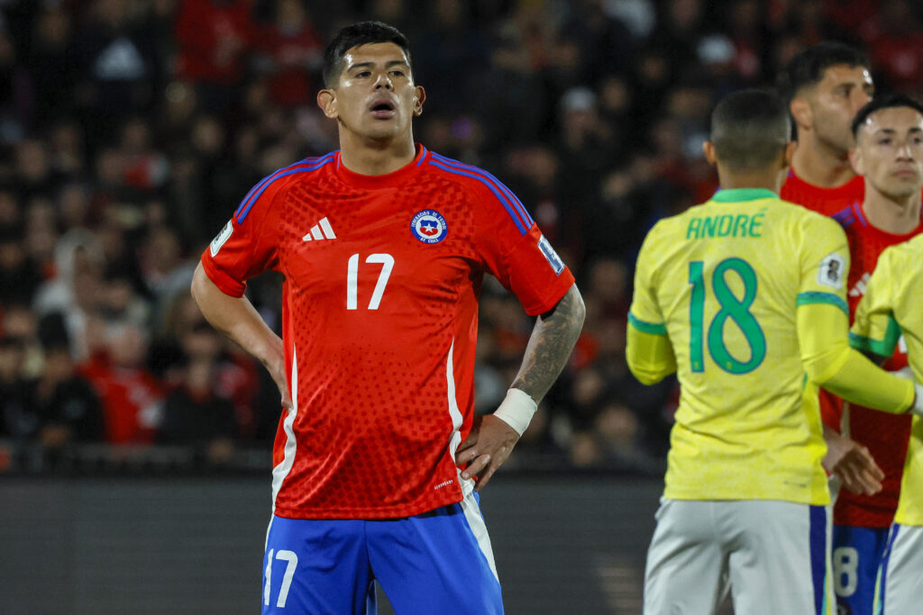 Esteban Pavez durante el duelo de La Roja frente a la Selección de Brasil.