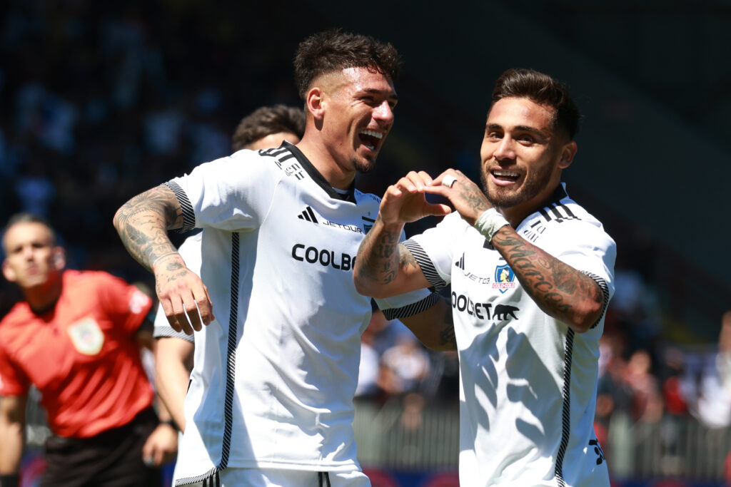 Jugadores de Colo-Colo celebrando un gol frente a Huachipato.