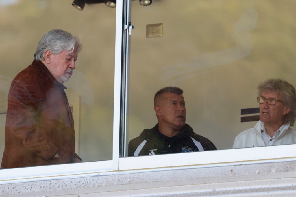 Futbol, Huachipato vs Colo Colo Decimoctava fecha, campeonato Nacional 2024. El entrenador de Colo Colo Jorge Almiron es fotografiado durante el partido de primera division contra Huachipato disputado en el estadio CAP de Talcahuano, Chile. 13/10/2024 Eduardo Fortes/Photosport Football, Huachipato vs Colo Colo 18th date, 2024 National Championship. Colo Colo manager Jorge Almiron is pictured during the first division match against Huchipato held at the CAP stadium in Talcahuano, Chile. 13/10/2024 Eduardo Fortes/Photosport