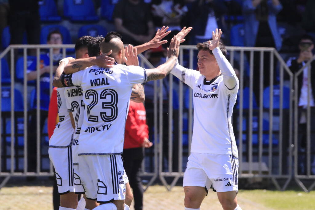 Jugadores de Colo-Colo celebran un gol frente a Huachipato.