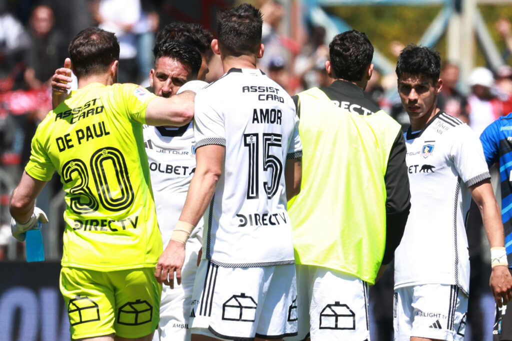 Jugadores de Colo-Colo abrazados.