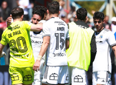 Jugadores de Colo-Colo abrazados.