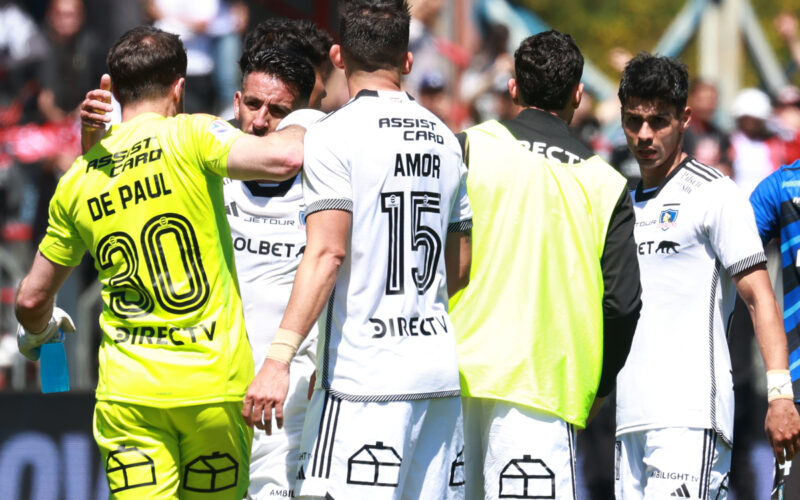 Jugadores de Colo-Colo abrazados.