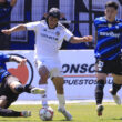 Vicentel Pizarro luchando un balón frente a dos jugadores de Huachipato.