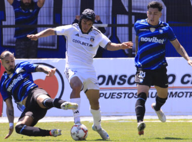 Vicentel Pizarro luchando un balón frente a dos jugadores de Huachipato.