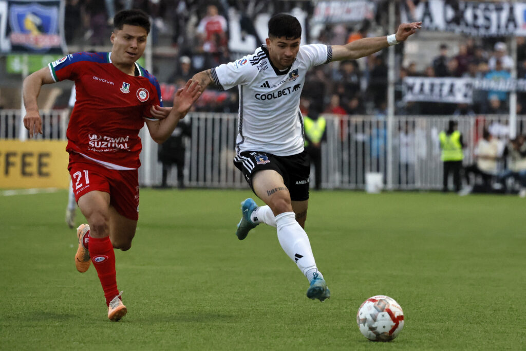 Cristián Riquelme disputando un balón frente a Unión La Calera