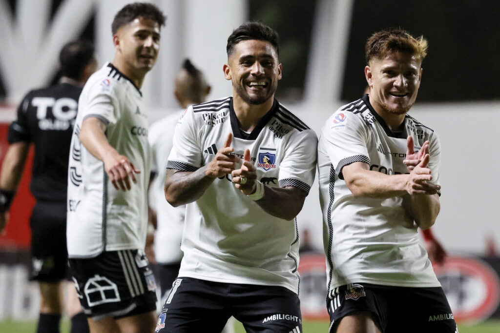 Jugadores de Colo-Colo celebrando un gol.