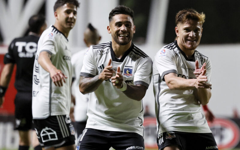 Jugadores de Colo-Colo celebrando un gol.