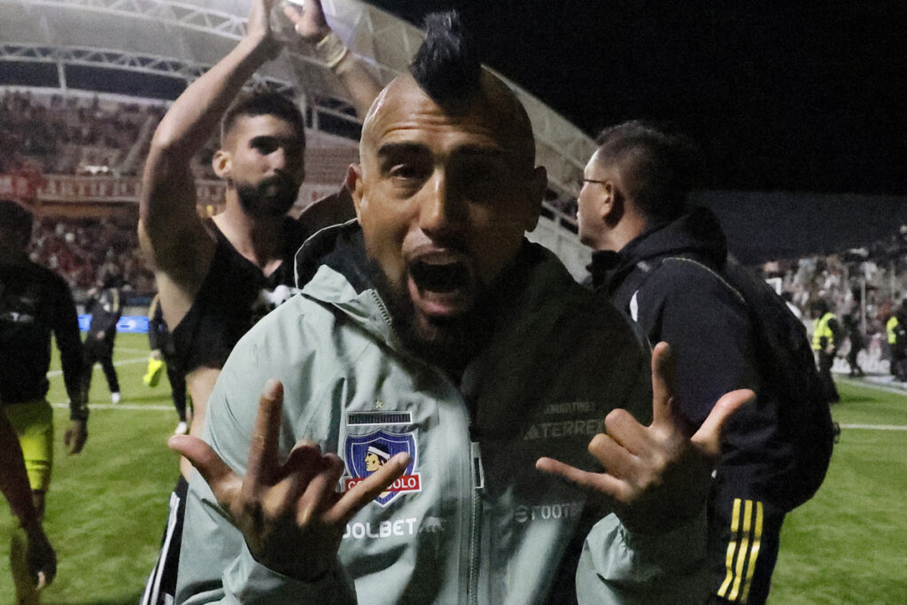 Arturo Vidal celebrando un triunfo de Colo-Colo.